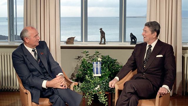 冷战期间，苏联领导人戈尔巴乔夫和美国总统里根在雷克雅未克举行峰会。