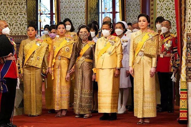 泰王70岁大寿好隆重裹着金色长袍亮相，王后公主穿金色泰服比拼（组图） - 2