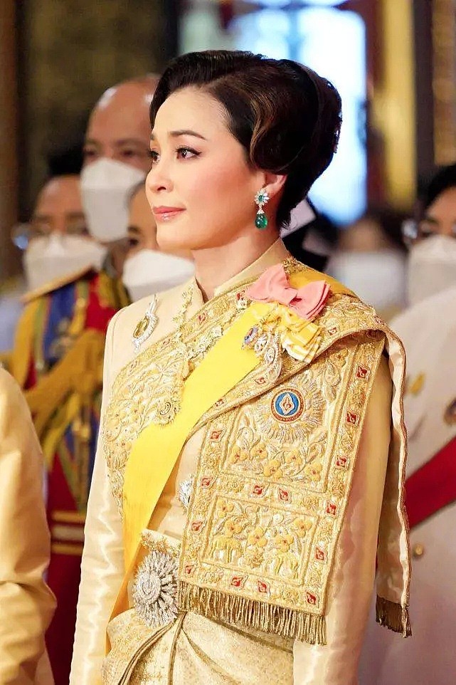 泰王70岁大寿好隆重裹着金色长袍亮相，王后公主穿金色泰服比拼（组图） - 6