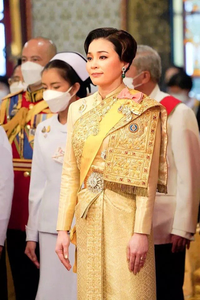 泰王70岁大寿好隆重裹着金色长袍亮相，王后公主穿金色泰服比拼（组图） - 5
