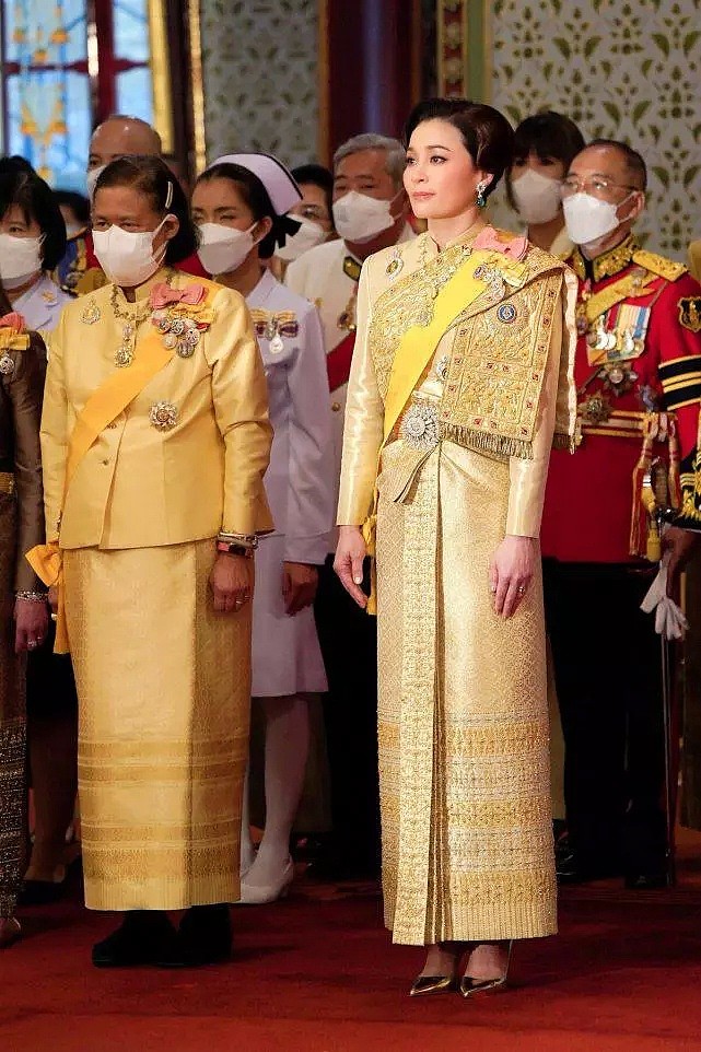 泰王70岁大寿好隆重裹着金色长袍亮相，王后公主穿金色泰服比拼（组图） - 8