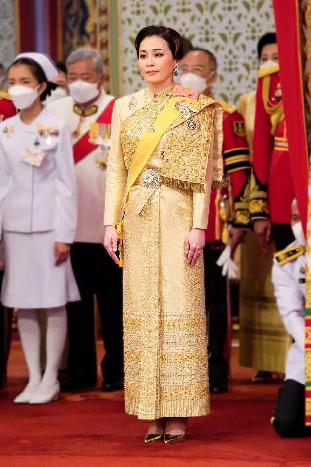 泰王70岁大寿好隆重裹着金色长袍亮相，王后公主穿金色泰服比拼（组图） - 7