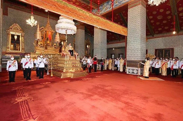 泰王70岁大寿好隆重裹着金色长袍亮相，王后公主穿金色泰服比拼（组图） - 10