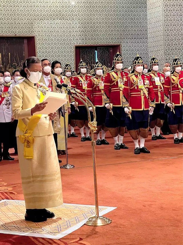 泰王70岁大寿好隆重裹着金色长袍亮相，王后公主穿金色泰服比拼（组图） - 11