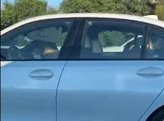 ▲▼ 男子疑开BMW自动驾驶功能后，在驾驶座呼呼大睡。 （图／记者爆料网）