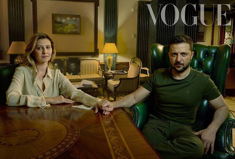 乌克兰总统泽伦斯基（右）和第一夫人欧伦娜（左）同框为数位版Vogue拍照，这组照...