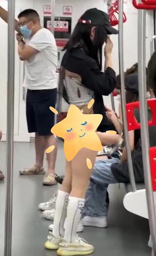 重庆地铁女孩穿着清凉，屁股蛋子一览无余，围观群众不断侧目！网友：天气热成这样了？（视频/组图） - 1