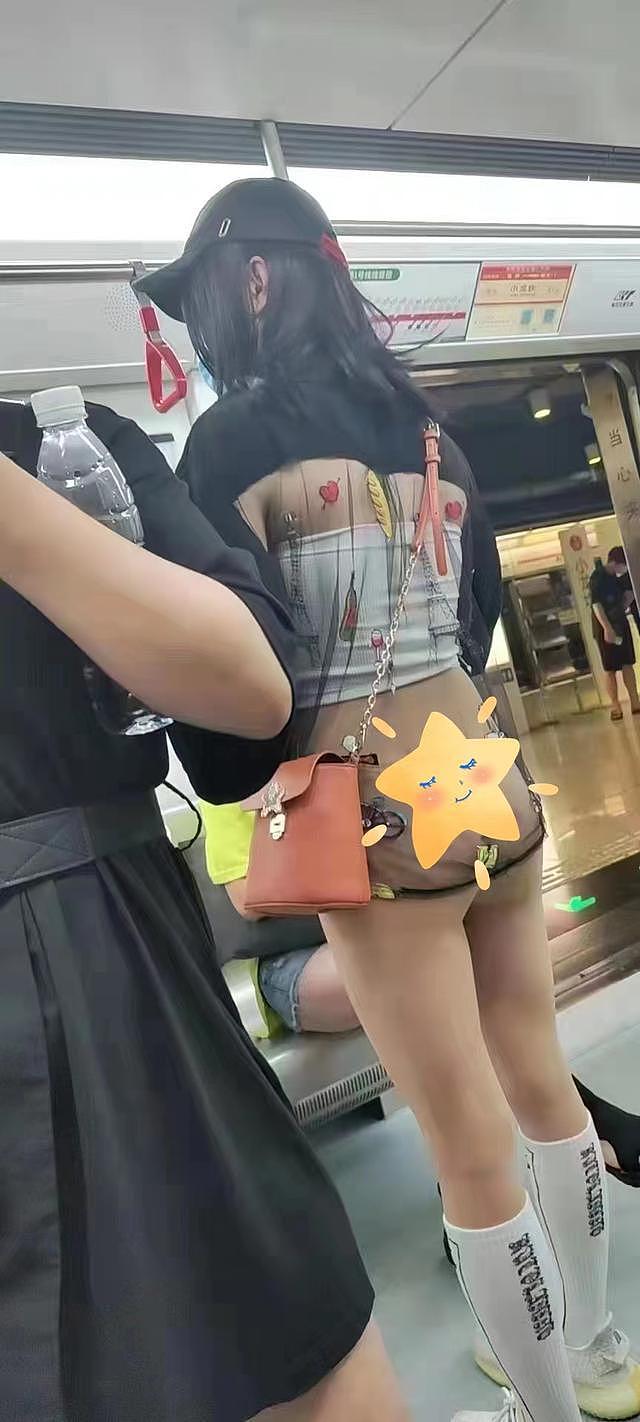 重庆地铁女孩穿着清凉，屁股蛋子一览无余，围观群众不断侧目！网友：天气热成这样了？（视频/组图） - 2