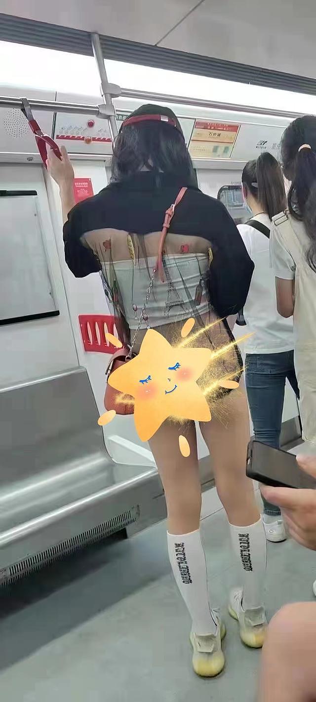 重庆地铁女孩穿着清凉，屁股蛋子一览无余，围观群众不断侧目！网友：天气热成这样了？（视频/组图） - 6