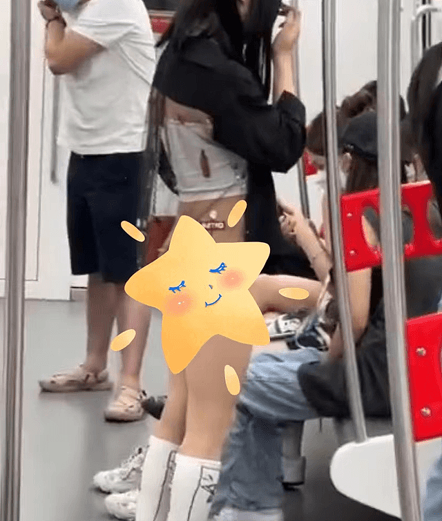 重庆地铁女孩穿着清凉，屁股蛋子一览无余，围观群众不断侧目！网友：天气热成这样了？（视频/组图） - 3