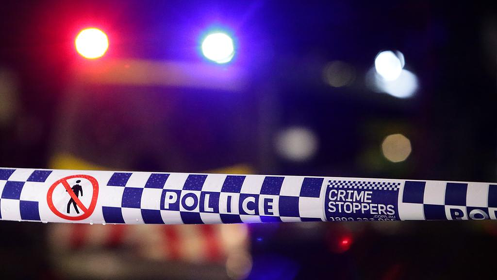 澳洲一汽车撞树起火，致1死2伤！女子遭袋鼠袭击，紧急送医（图） - 2