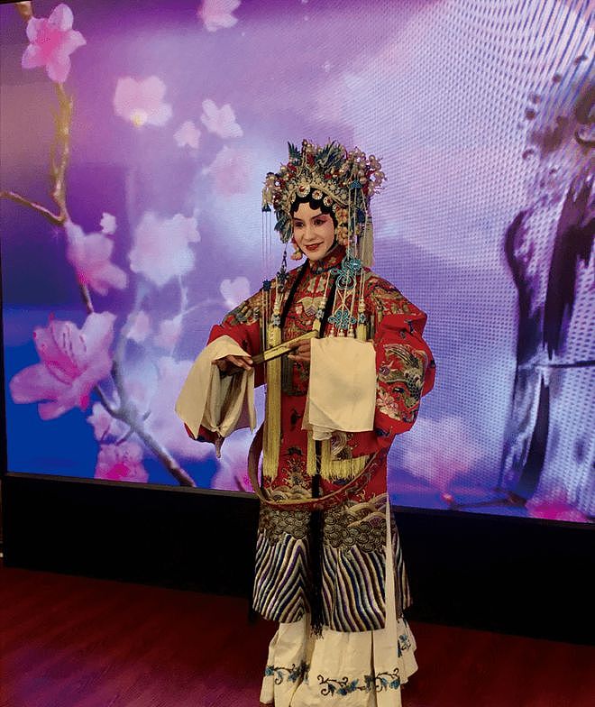 希腊女孩在中国8年，学中文唱京剧，意外嫁给小区保安（组图） - 1