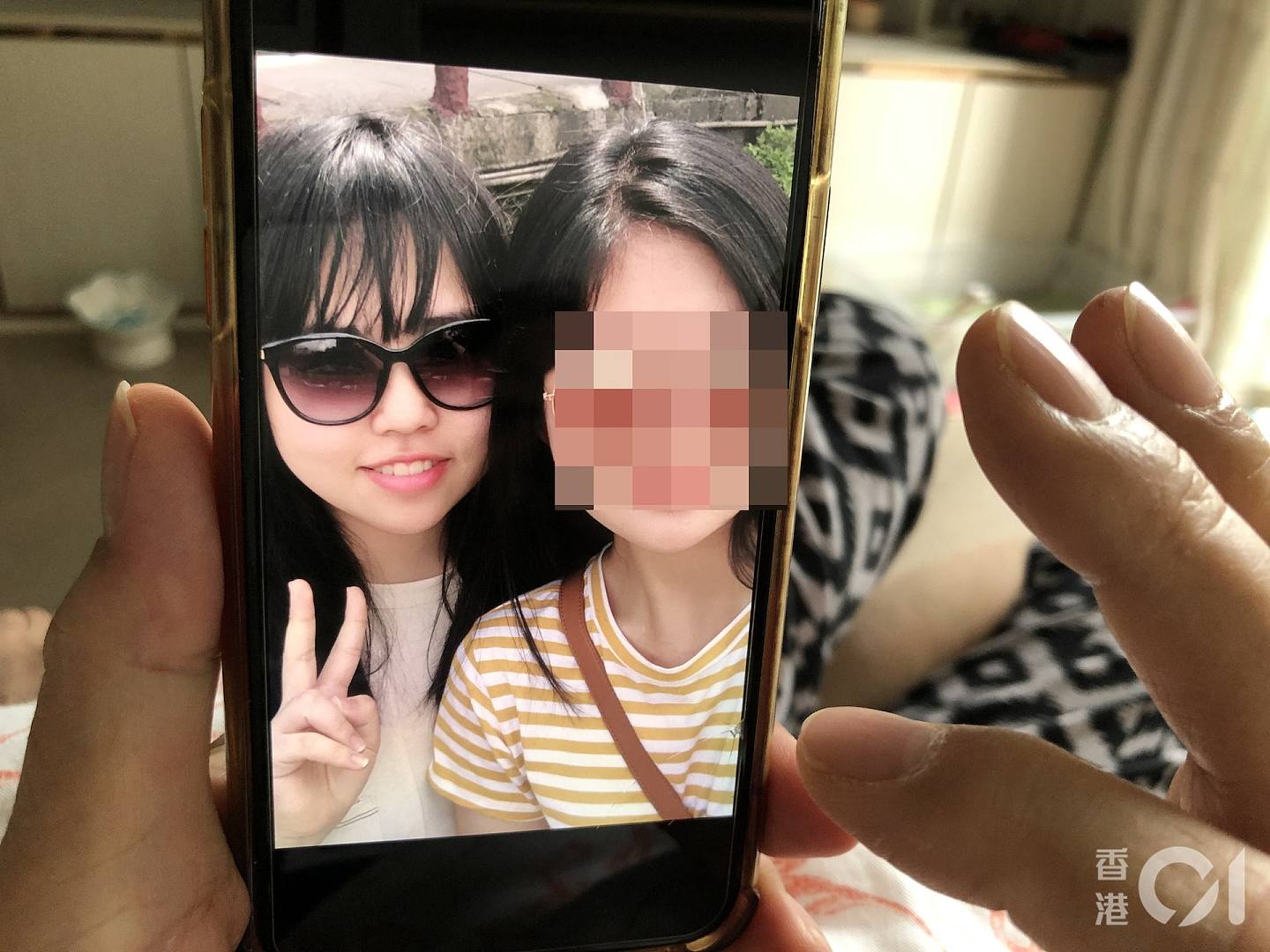 堕楼身亡的18岁少女雷颖琛与胞姐合照。 （梁伟权摄）