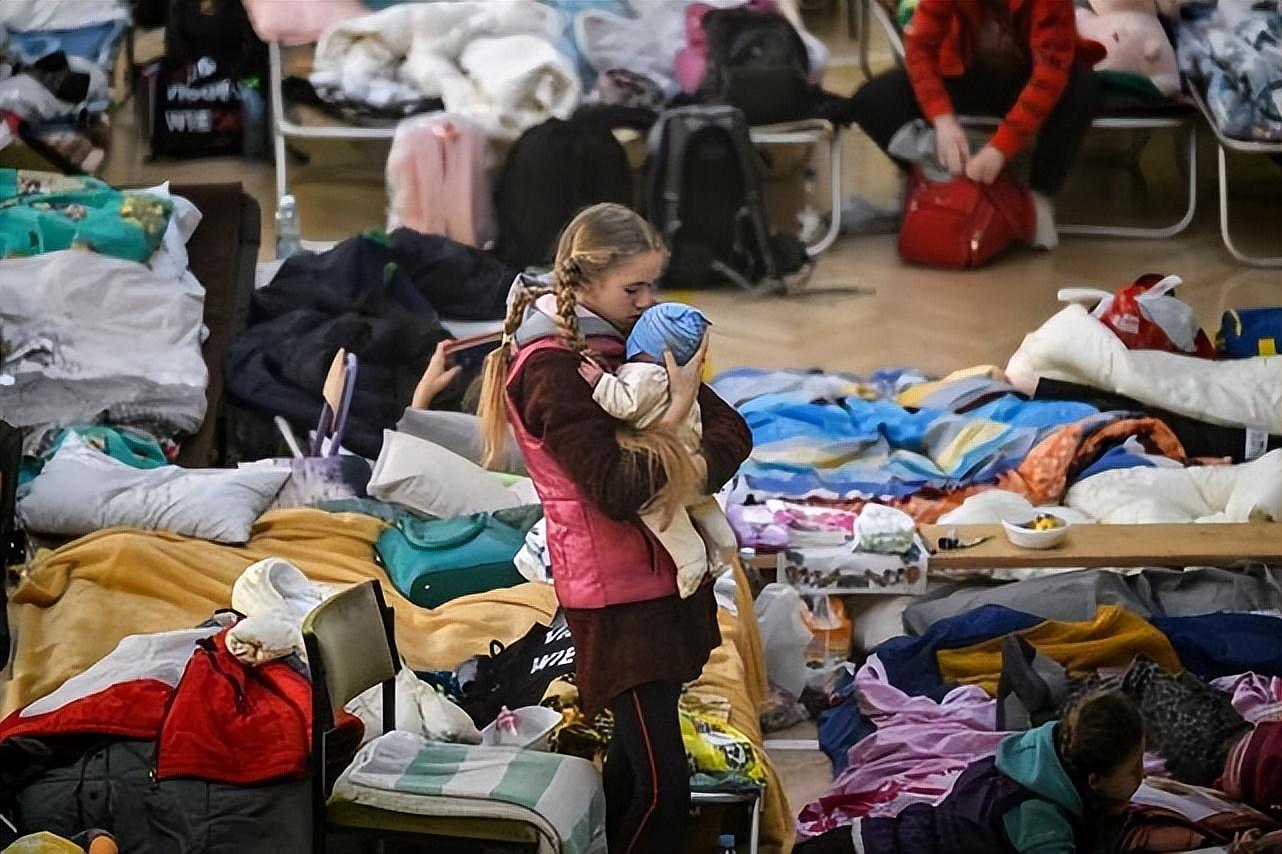 10万乌克兰难民在英国定居，有些人住两周就被房东赶走而泣不成声（组图） - 4