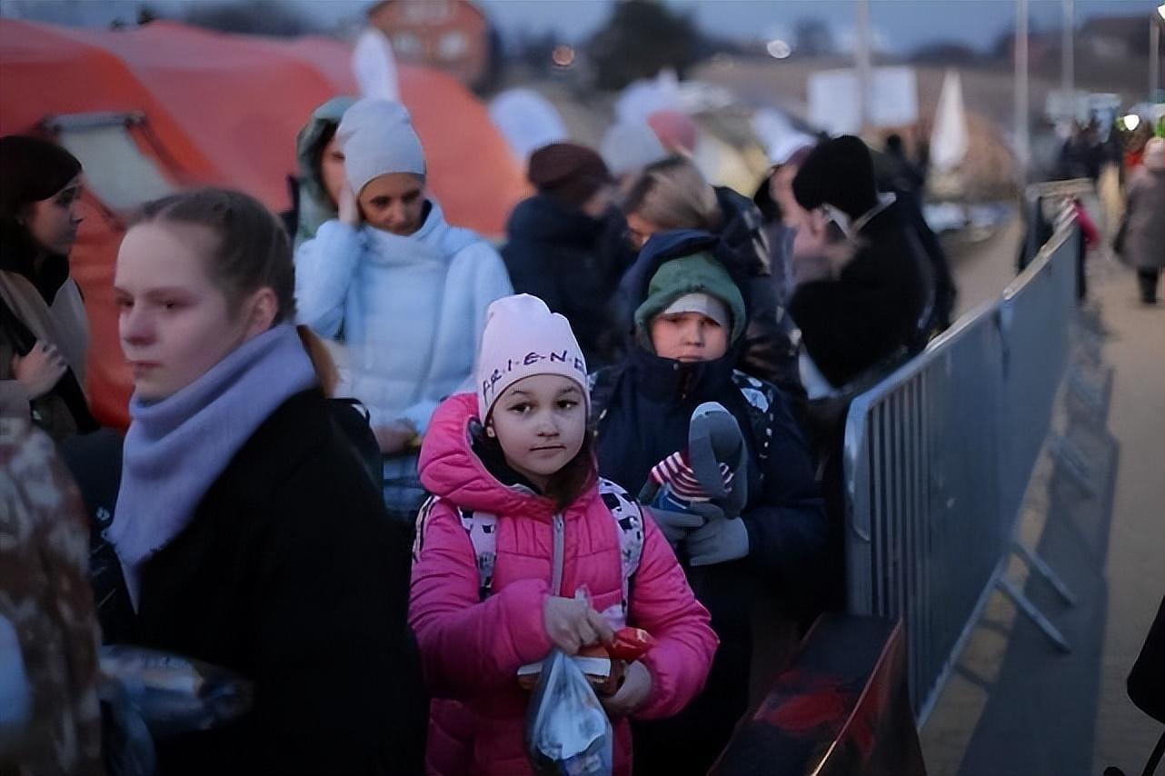 10万乌克兰难民在英国定居，有些人住两周就被房东赶走而泣不成声（组图） - 7