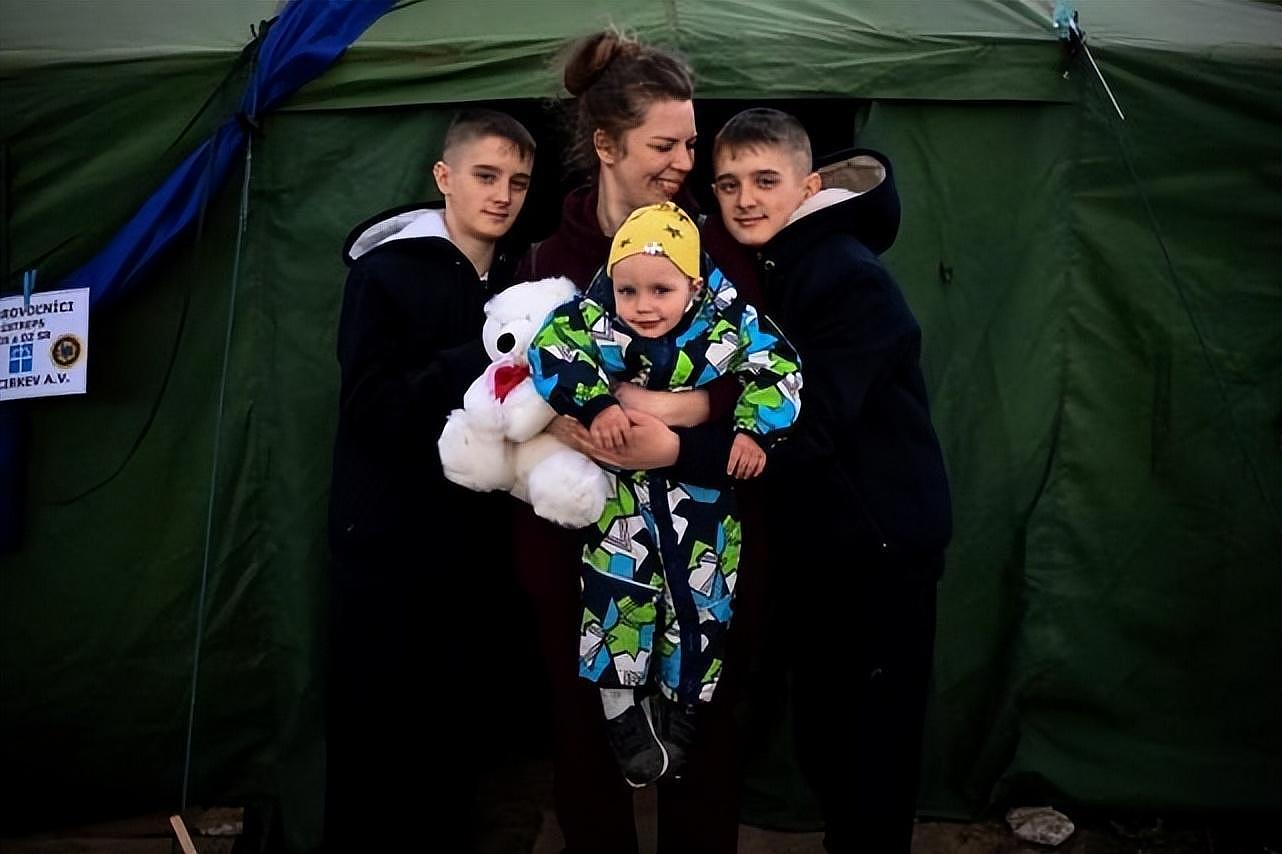 10万乌克兰难民在英国定居，有些人住两周就被房东赶走而泣不成声（组图） - 9