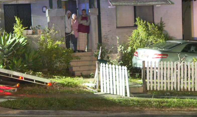 悉尼17岁P牌女司机冲破围栏，闯进民宅前院！所幸无人受伤（组图） - 2