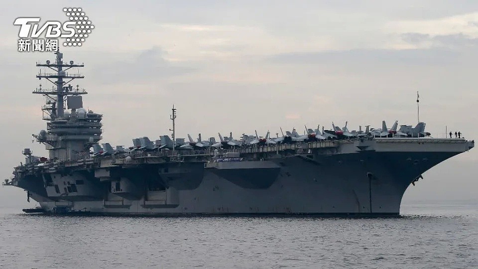 美國航空母艦「雷根號」（USS Ronald Reagan）28日已駛入南海，被衛星拍到正和解放軍軍艦相互對峙。（圖／達志影像美聯社）