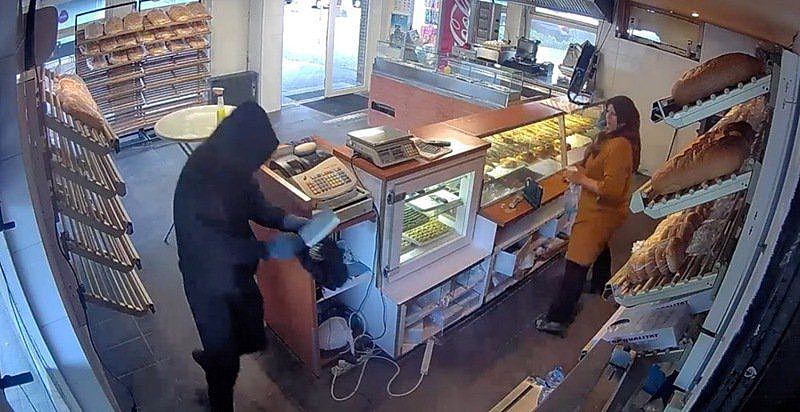持刀贼人走入面包店，但被女店员拿抹布击退。 （Twitter影片截图）