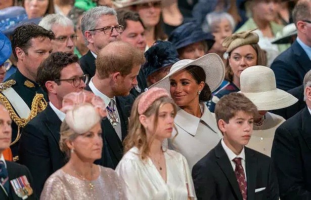 太尴尬！梅根参加庆典时耍心机，要坐“好位置”，女王祖母不准（组图） - 6