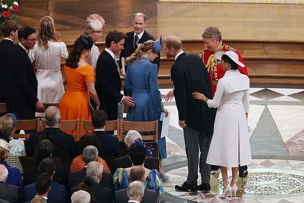 太尴尬！梅根参加庆典时耍心机，要坐“好位置”，女王祖母不准（组图） - 3
