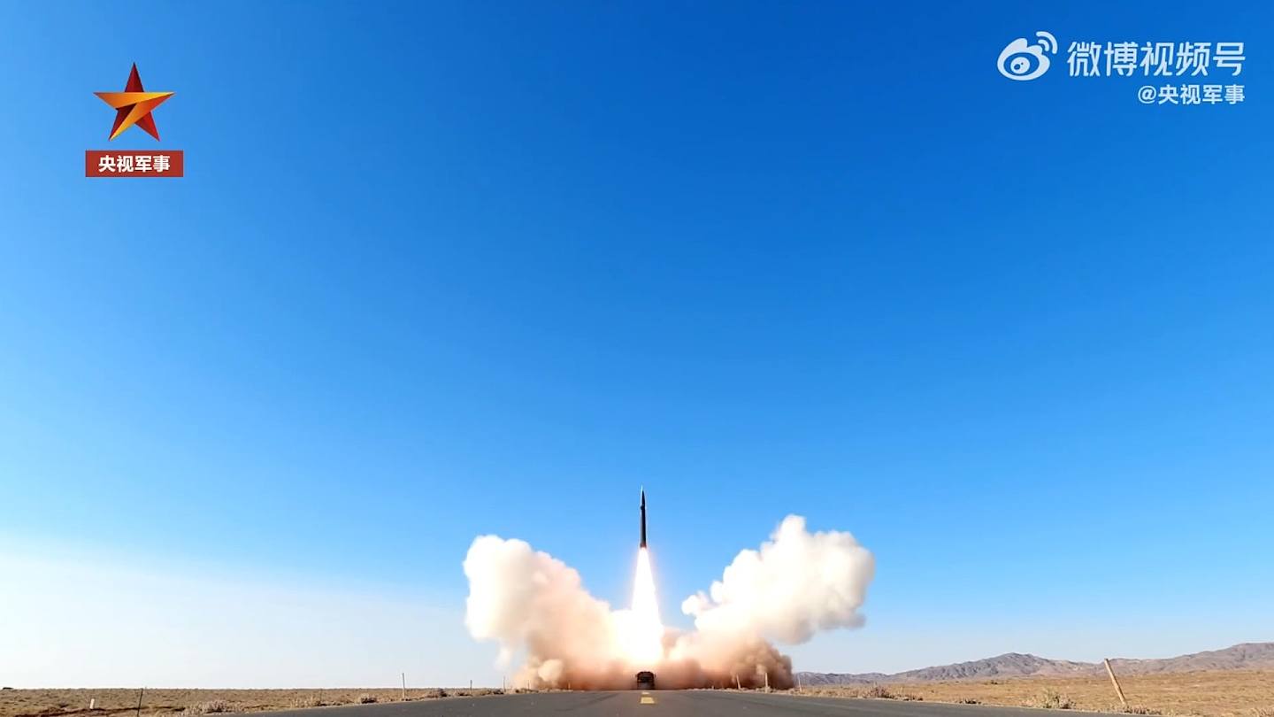 官媒首次公开东风-17高超音速导弹发射的画面。 （影片截图）