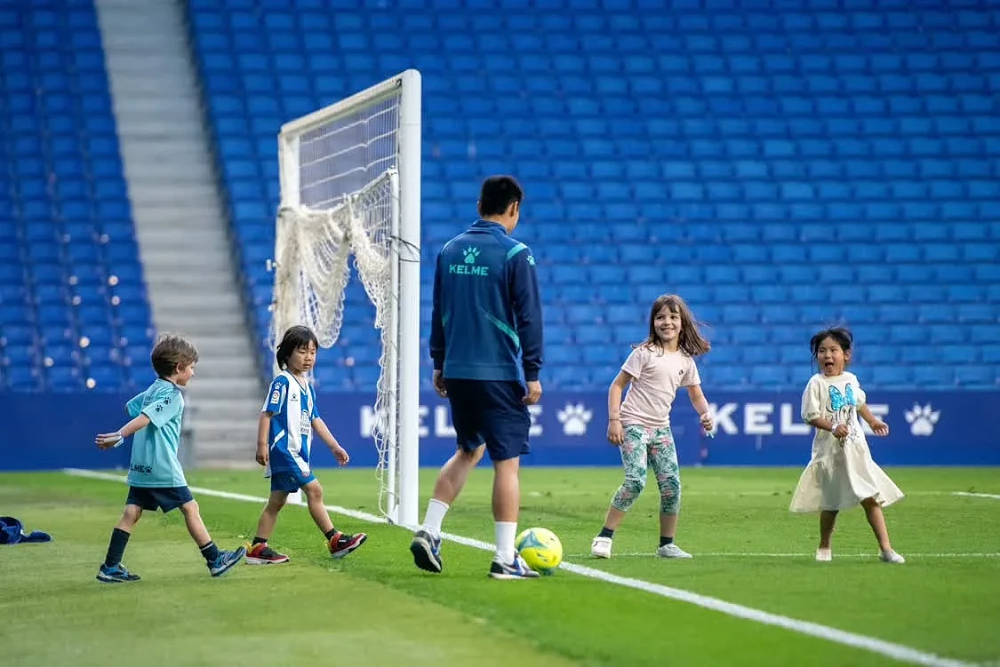 武磊在赛后带孩子和孩子的朋友们入场，与小朋友一起踢球。