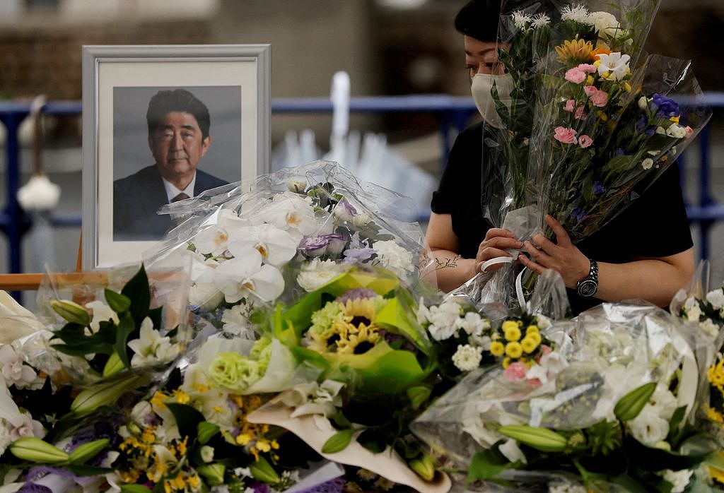 日本前首相安倍晋三日前辅选助讲时遇刺身亡，各界悼念。 路透资料照片