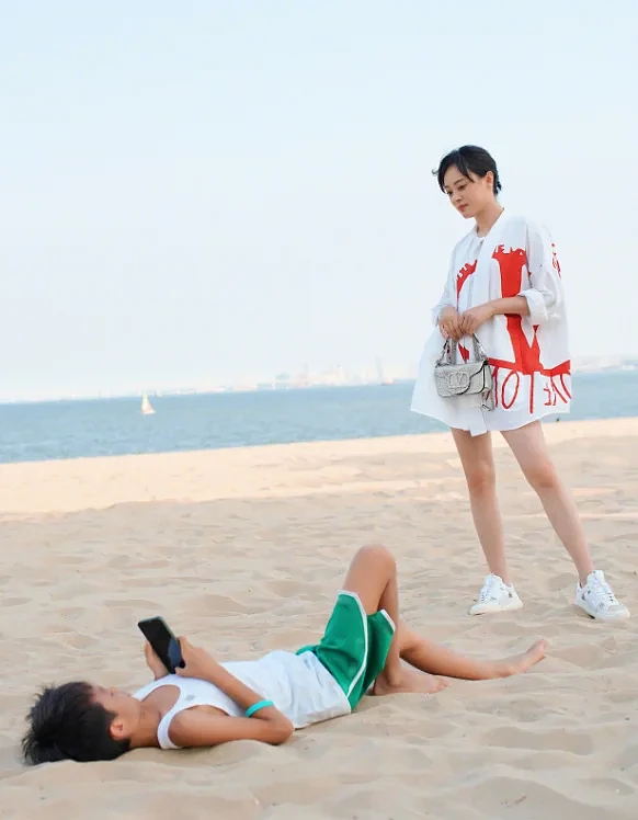 孙俪穿超短裤炫细腿，手拎3万包包好抢镜，儿子躺沙滩上为其拍照（组图） - 5