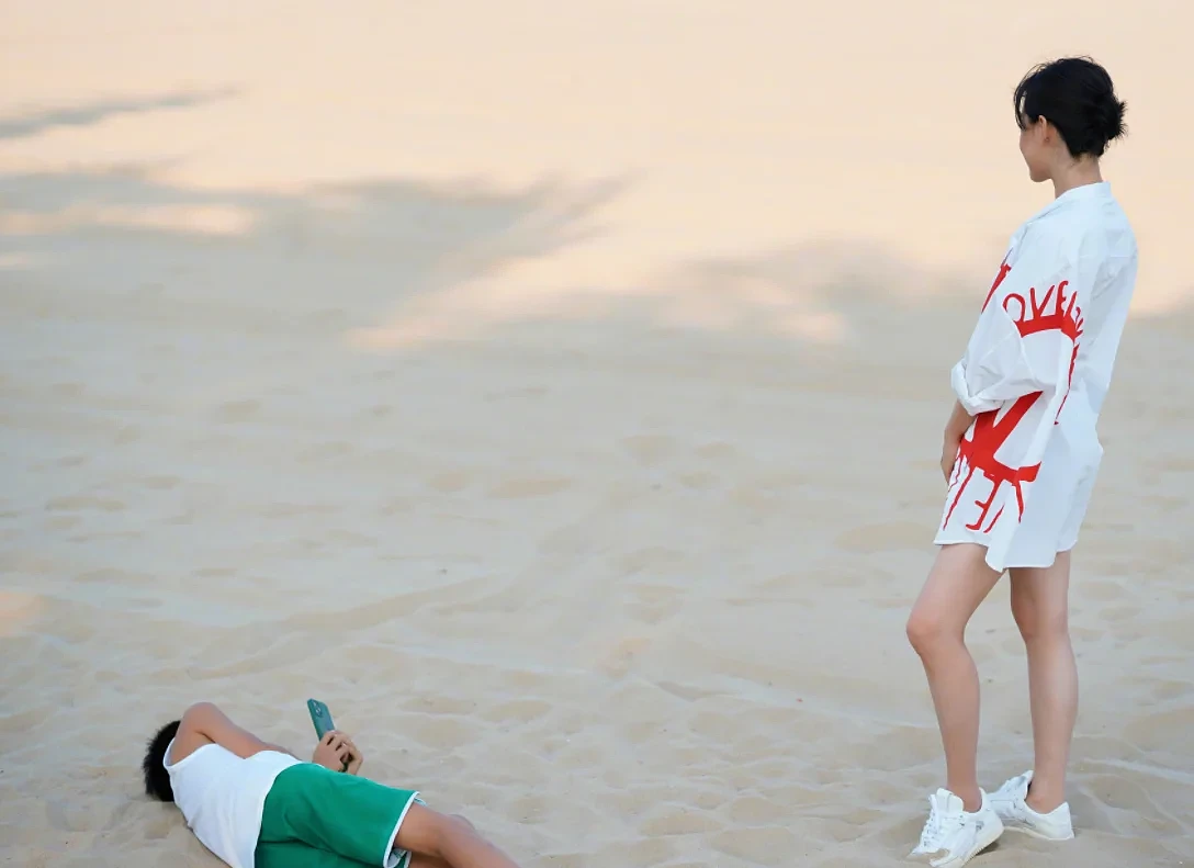 孙俪穿超短裤炫细腿，手拎3万包包好抢镜，儿子躺沙滩上为其拍照（组图） - 6