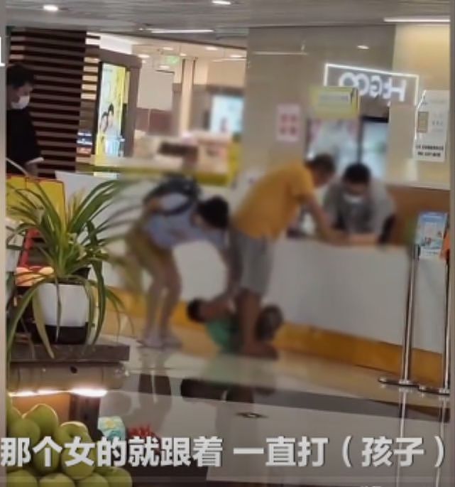 上海一女子餐厅多次踢踹孩子，掐脖子险致其窒息，原因令人无语（视频/图） - 4