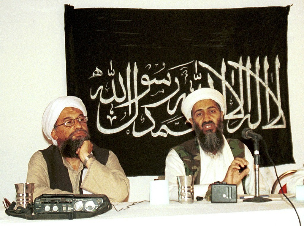 美国狙杀71岁的盖达组织（Al-Qaeda）首脑萨瓦里（Ayman al-Zawahri，图左）。 图为2004年3月萨瓦里倾听宾拉登（右）讲话。 （资料照／美联社）