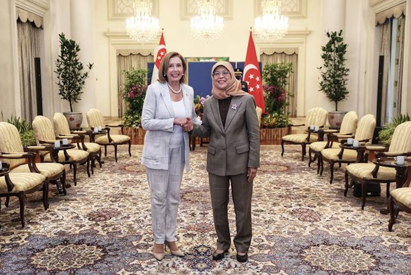佩洛西行程：新加坡外交部證實，美國眾議院長佩洛西（Nancy Pelosi）2022年8月1日與新加坡總理李顯龍（不在圖中）、總統哈莉瑪（Halimah Yacob）進行會談。（新加坡外交部網站）