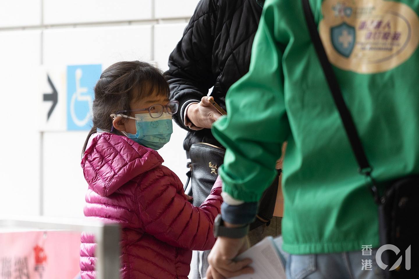 位於沙田圓洲角體育館的兒童社區疫苗接種中心，接種服務未開始，已有逾10位家長帶同孩子在中心外等候。（梁鵬威攝）