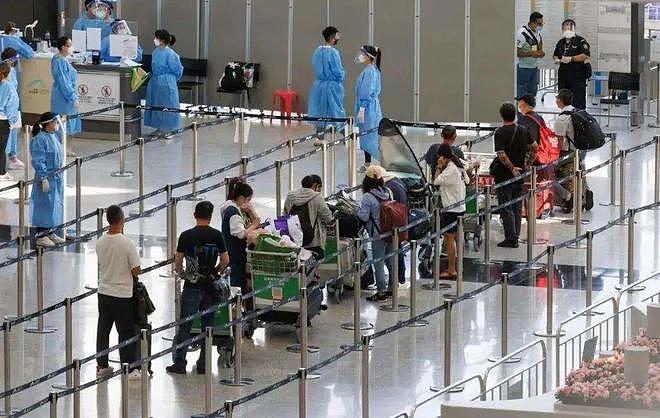 香港机场似大型检测中心，旅客叫苦（图） - 2