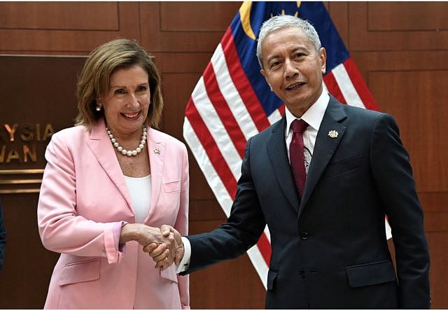 美国众议院议长南希佩洛西在吉隆坡会见马来西亚议会议长阿兹哈尔·阿齐赞·哈伦。