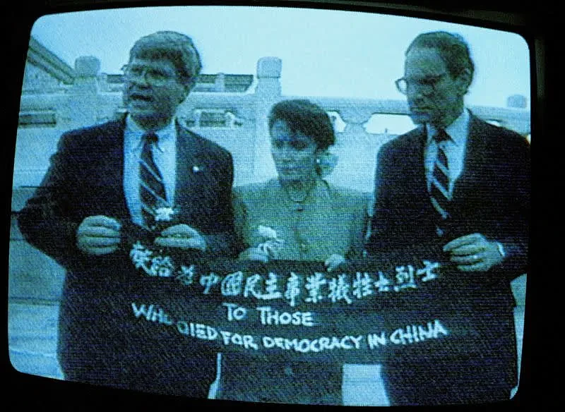 ▲1991年，裴洛西（中间）曾与2位同僚在访问中国期间，跑到天安门广场，献花、拉布条抗议。 （图／美联社／达志影像）