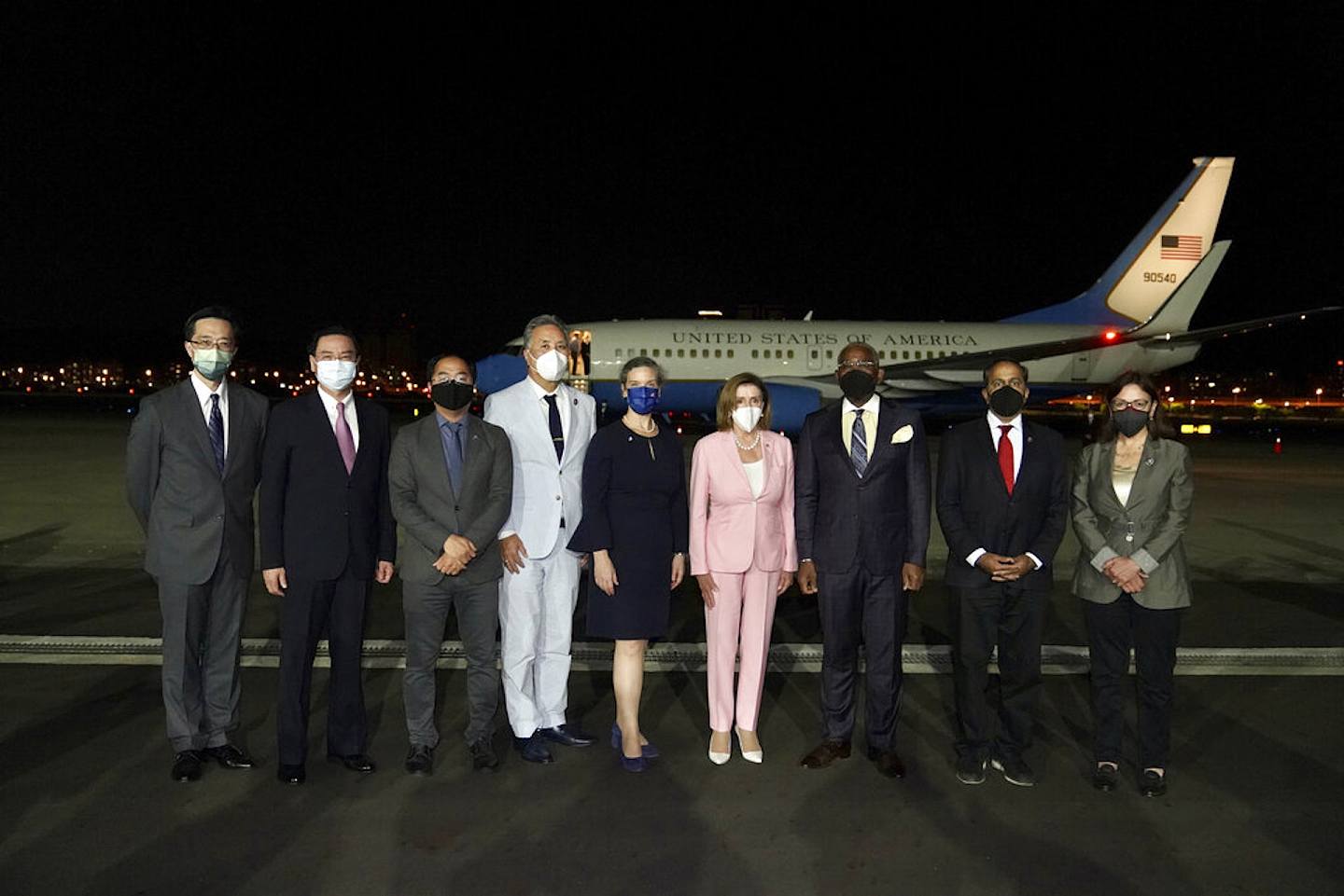 佩洛西訪台：圖為台灣「外交部」發布照片中，美國眾議院議長佩洛西（Nancy Pelosi，又譯作佩羅西、裴洛西、波洛西）於2022年8月2日星期二抵達台北松山機場後與在場人士合照。（AP）