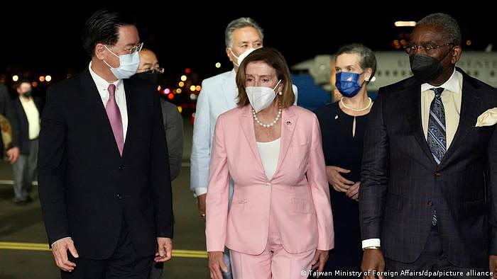 佩洛西身穿粉红套装下机，台湾外交部长吴钊燮与美国在台协会处长孙晓雅在跑道上接机