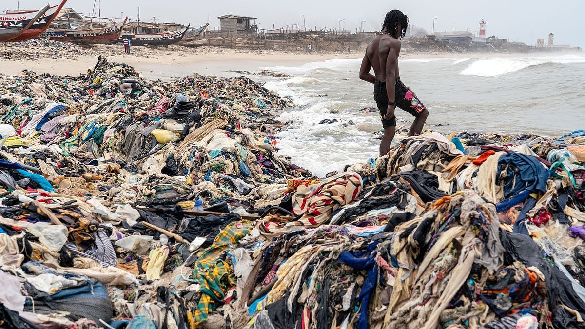二手服装堆积成山，被冲上非洲加纳海滩，它们大都来自英国（图） - 2