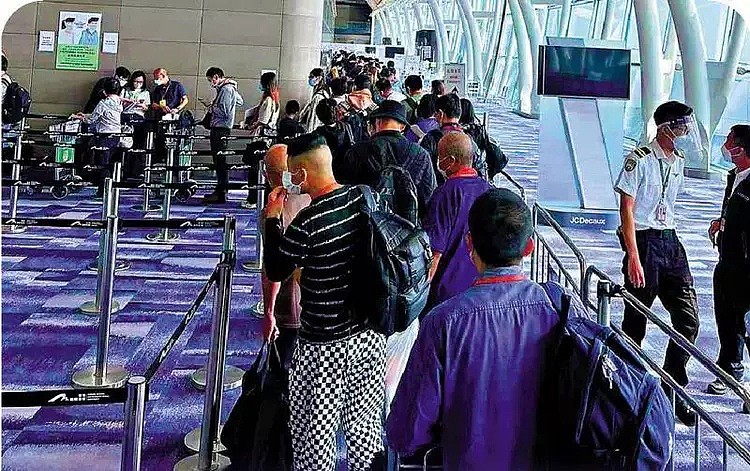 香港机场挤爆，入境排长龙，检疫慢，手续繁（组图） - 1