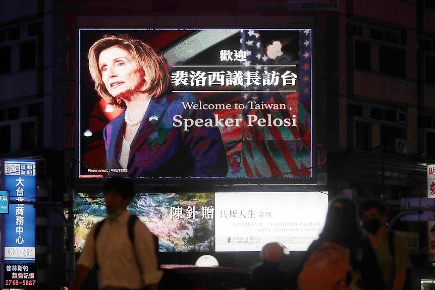 台北街头的一块液晶屏显示欢迎佩洛西的信息