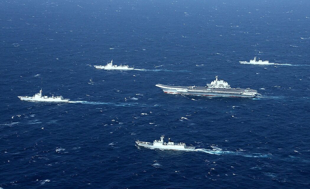 2017年在南中国海进行军事演习的中国海军。