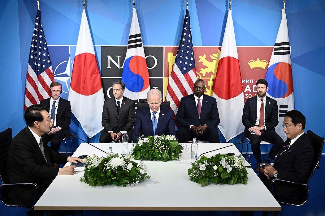 拜登总统今年6月与韩国总统尹锡悦（左）和日本首相岸田文雄举行了会晤。