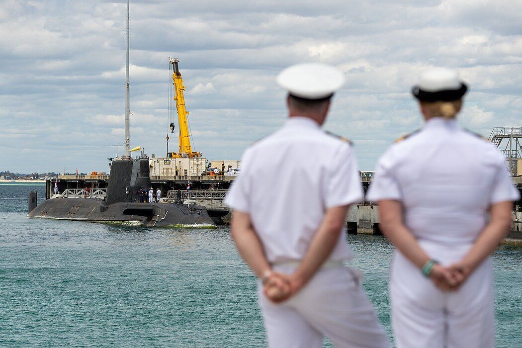 停靠在澳大利亚珀斯海军基地的一艘英国核动力潜艇，摄于去年。澳大利亚正在通过与美英签订的一项具有里程碑意义的防务协议，为本国潜艇获取核动力推进技术。