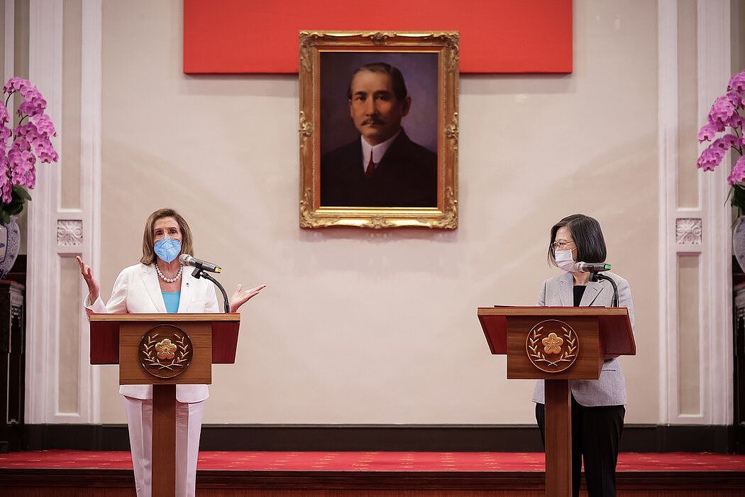 周三，议长南希·佩洛西在台北与台湾总统蔡英文举行新闻发布会。她的访问加剧了美中之间的紧张关系，中国认为台湾是其领土的一部分。