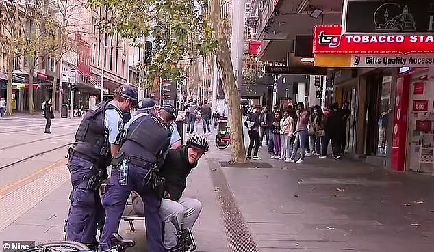 视频曝光！悉尼警方严打非法电动自行车，骑手被直接托倒在地（视频/组图） - 5