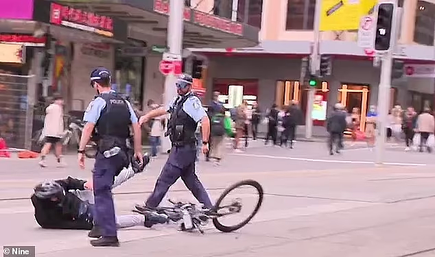 视频曝光！CBD警方严打非法电动自行车，骑手被直接托倒在地（视频/组图） - 4