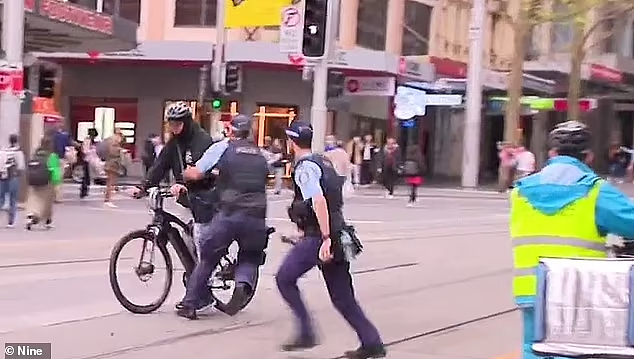 视频曝光！悉尼警方严打非法电动自行车，骑手被直接托倒在地（视频/组图） - 3