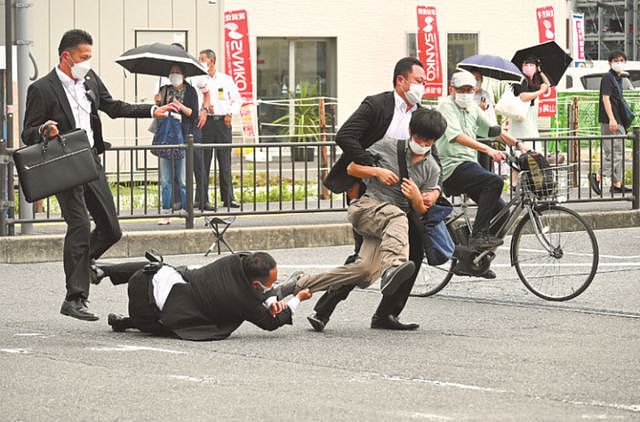 日本警方公布安倍遇刺安保细节：警察被分散注意力未察觉枪手（图） - 1